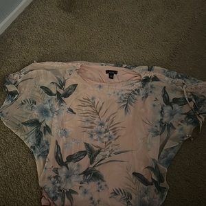 Short sleeve shirt. Size XL.